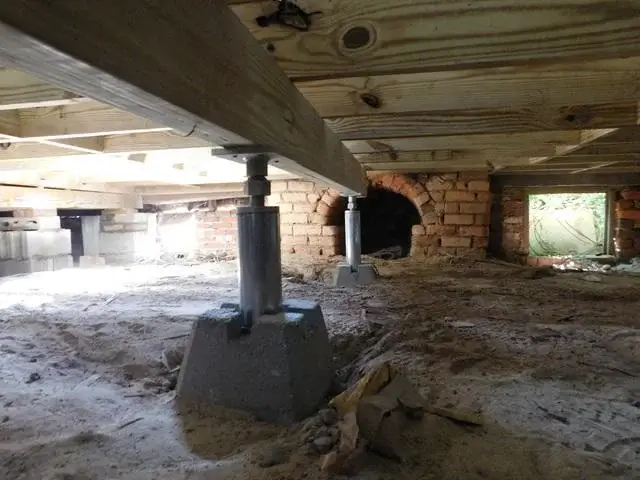 Production crew member Israel finishes the beams and crossbeams and checks the SmartJacks are placed correctly underneath the main beams.